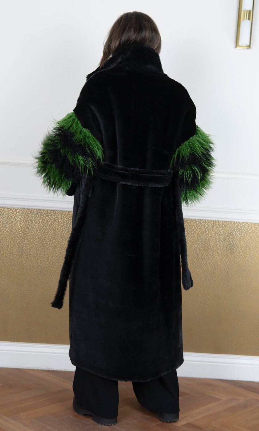 Długi czarno-zielony płaszcz ze sztucznego futra z puszystymi rękawami